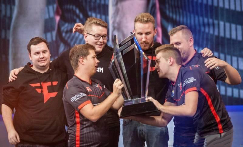 Uzi和厂长将作为LOL公益大使，将在13周年盛典公布后续公益计划